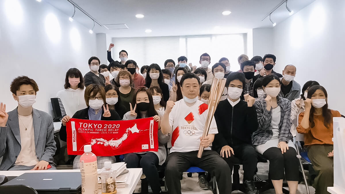 HLサポートの社長と職員と利用者の集合写真